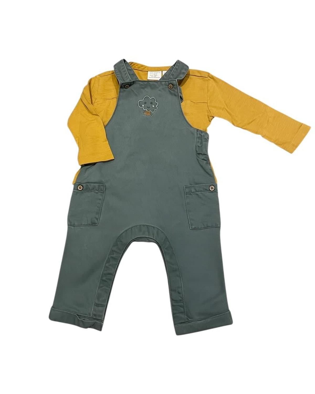 Ensemble salopette et tee-shirt manches longues