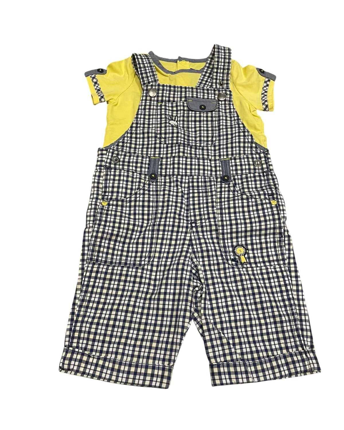 Ensemble salopette à carreaux et tee-shirt