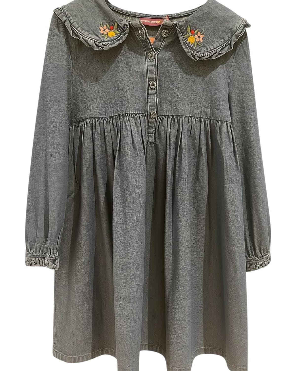 Robe en jean et broderies sur le col