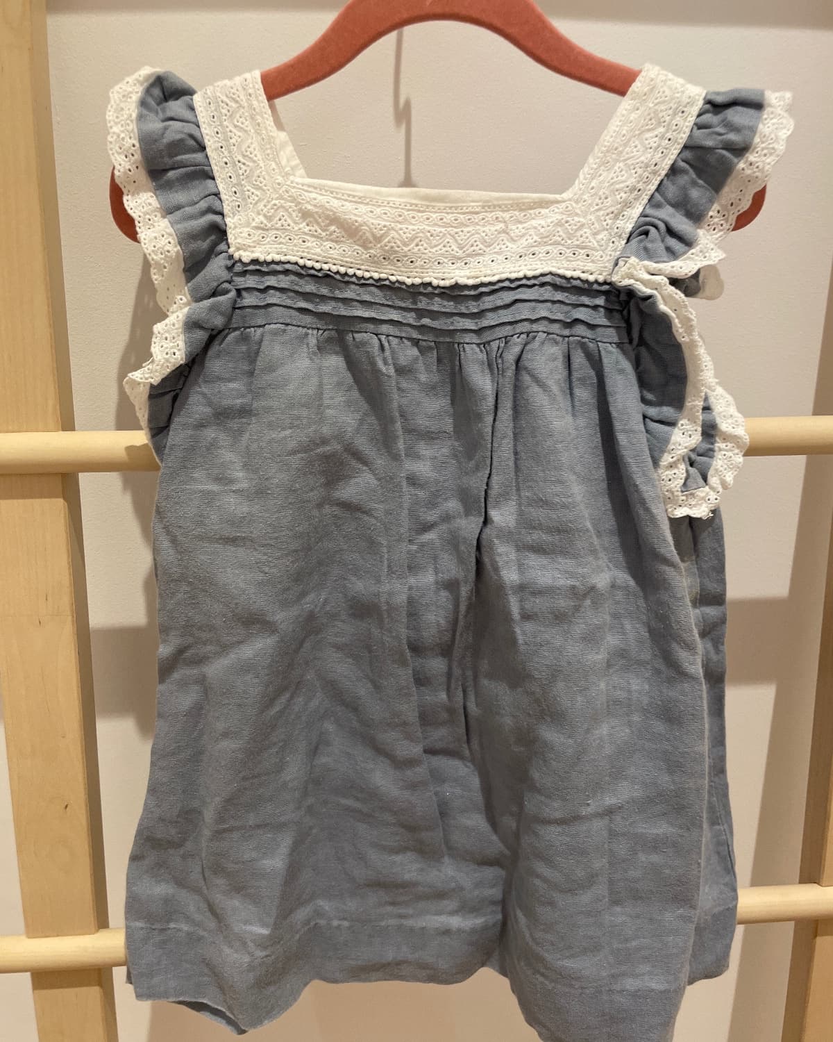 Robe bleue et dentelle