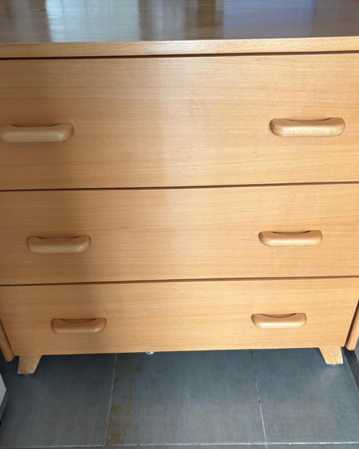Lit à barreaux évolutif et commode