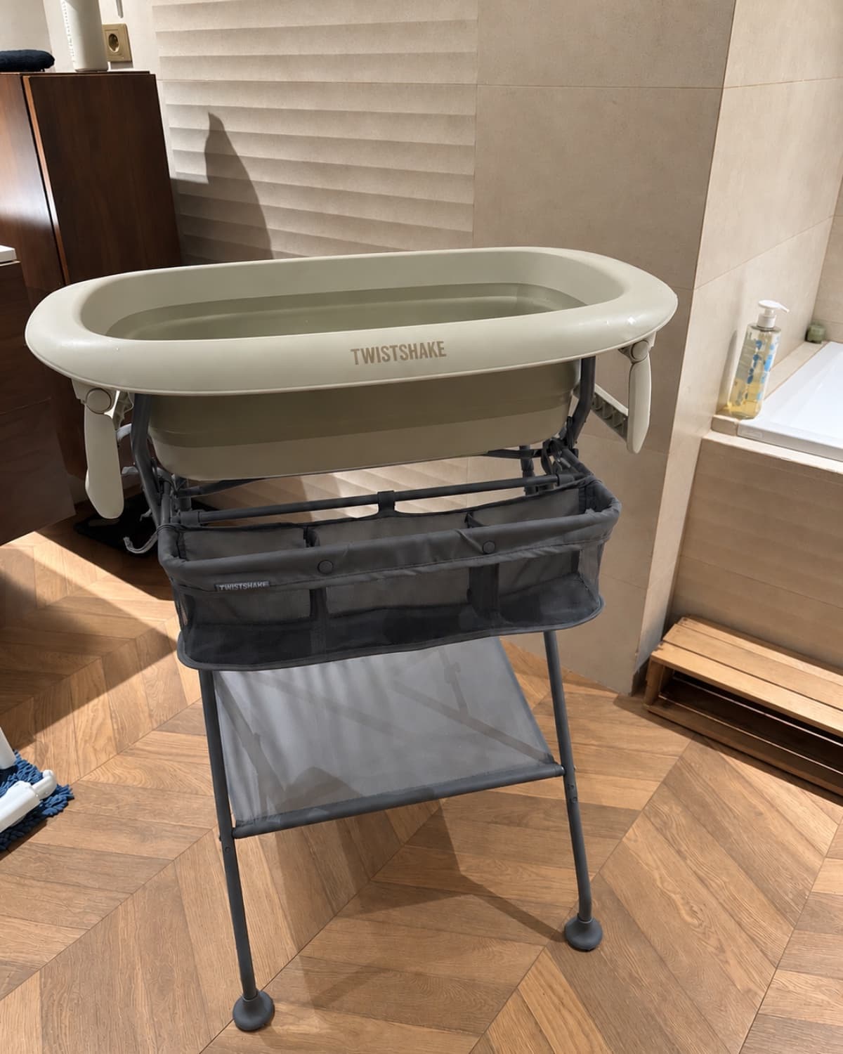 Twistshake Pack Baignoire Bébé 4-en-1 Beige Délavé (Baignoire + Support + Coussin + Rince-tête)