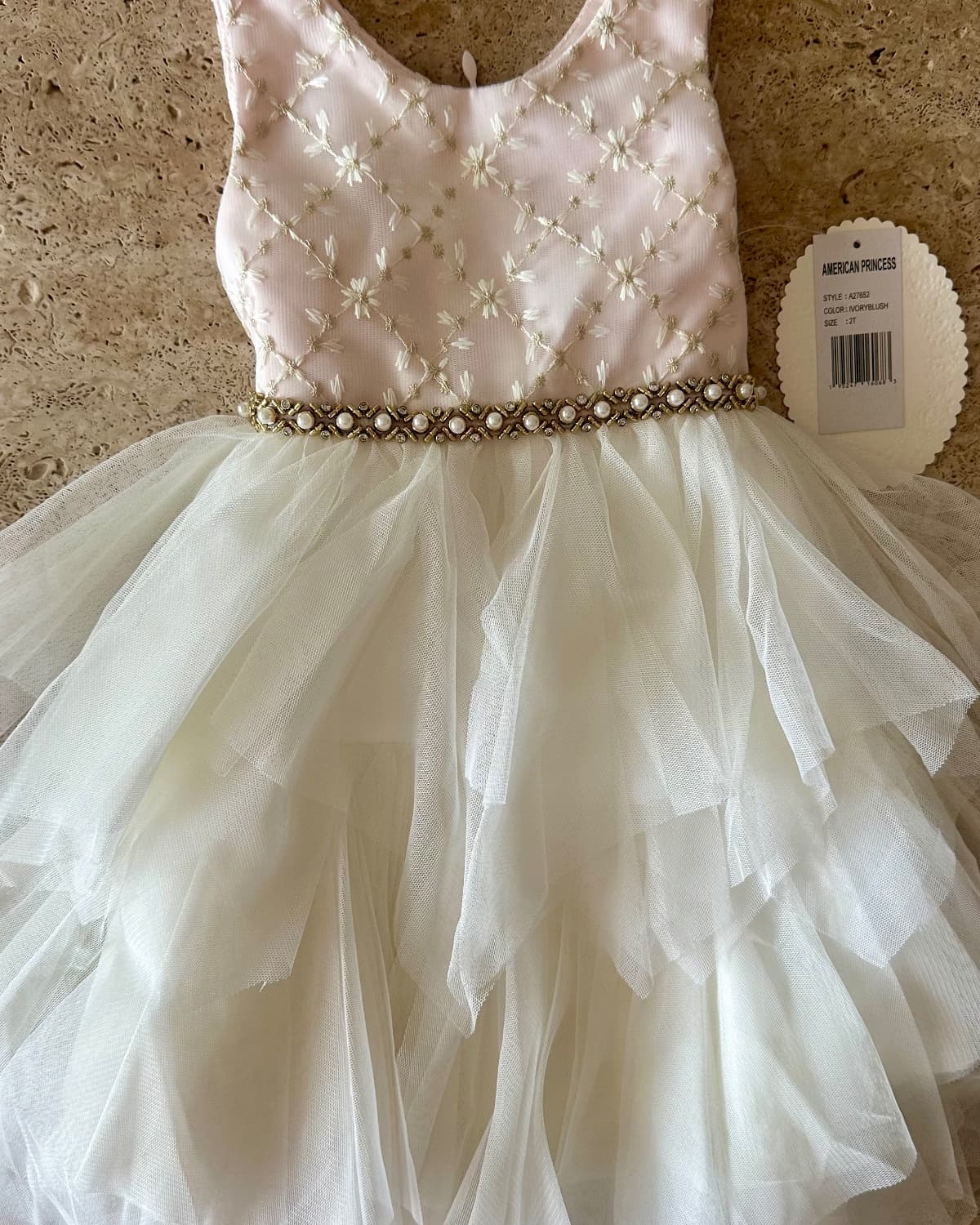 Robe de princesse en tule brodée et perlée neuve avec etiquette