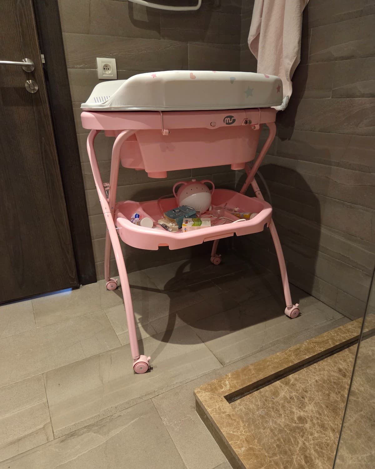 Baignoire et table à langer