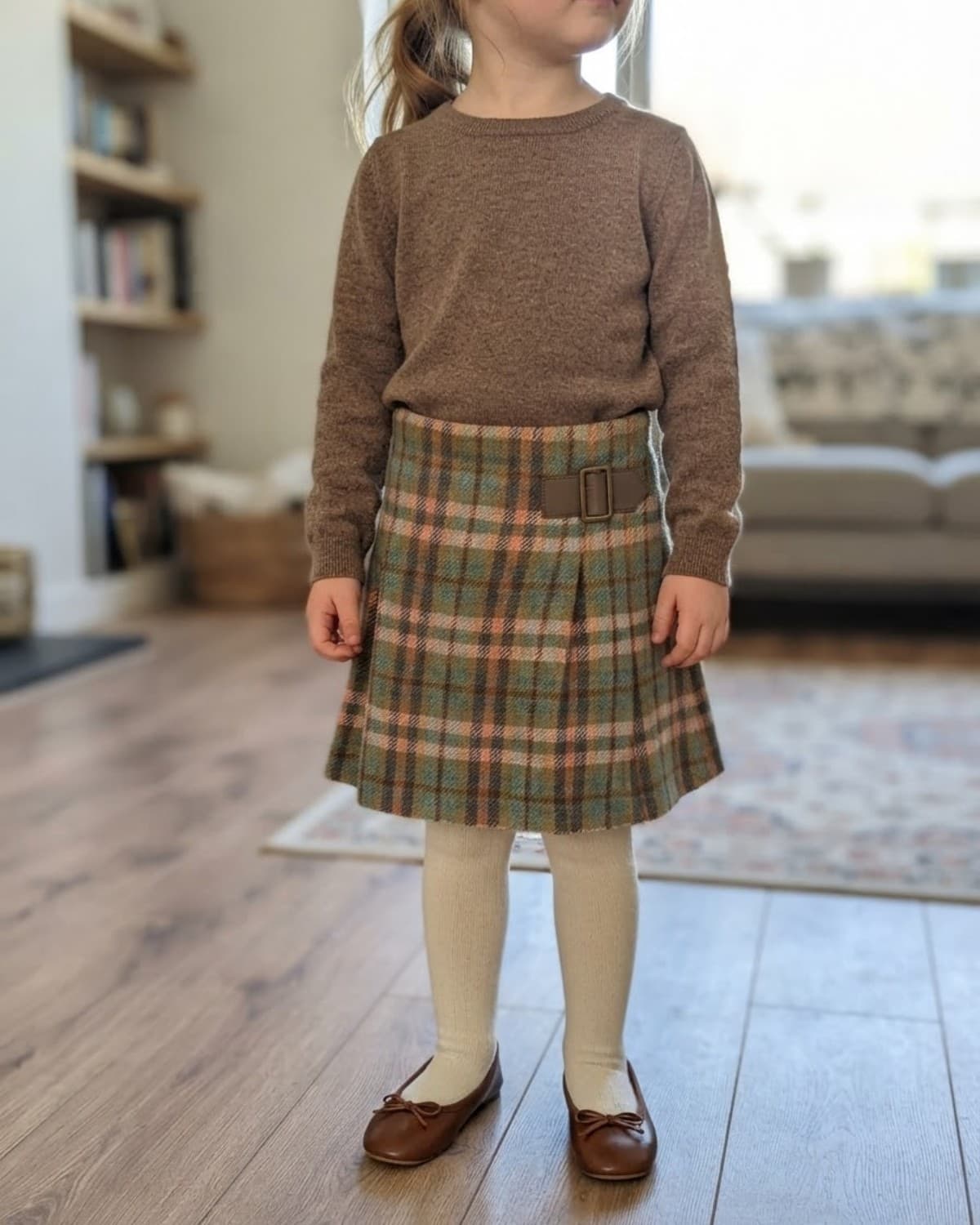 Jupe plissée à motif tartan dans des tons vert et marron, dotée d'une élégante boucle latérale