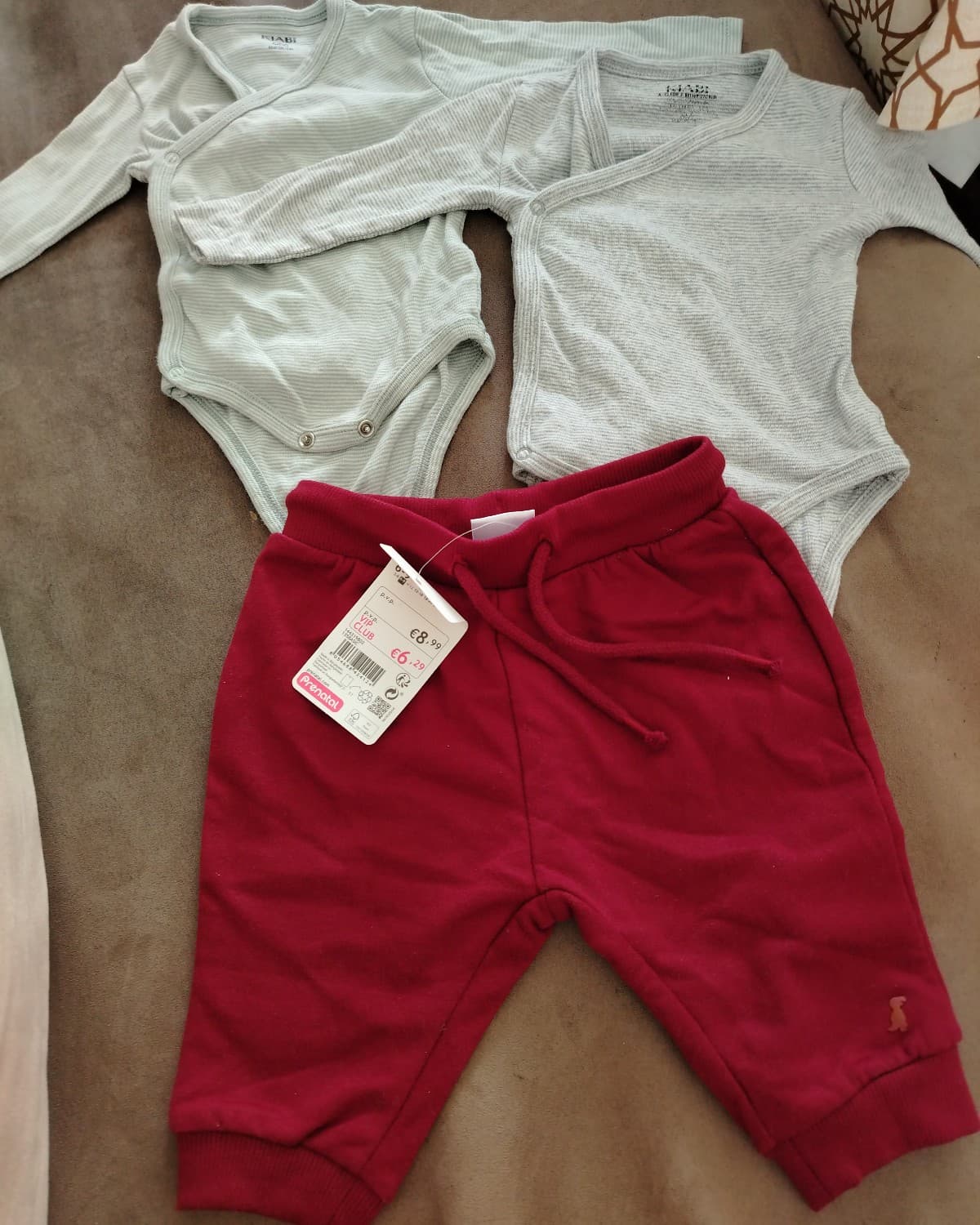 2 bodys et un bas de jogging 6 mois