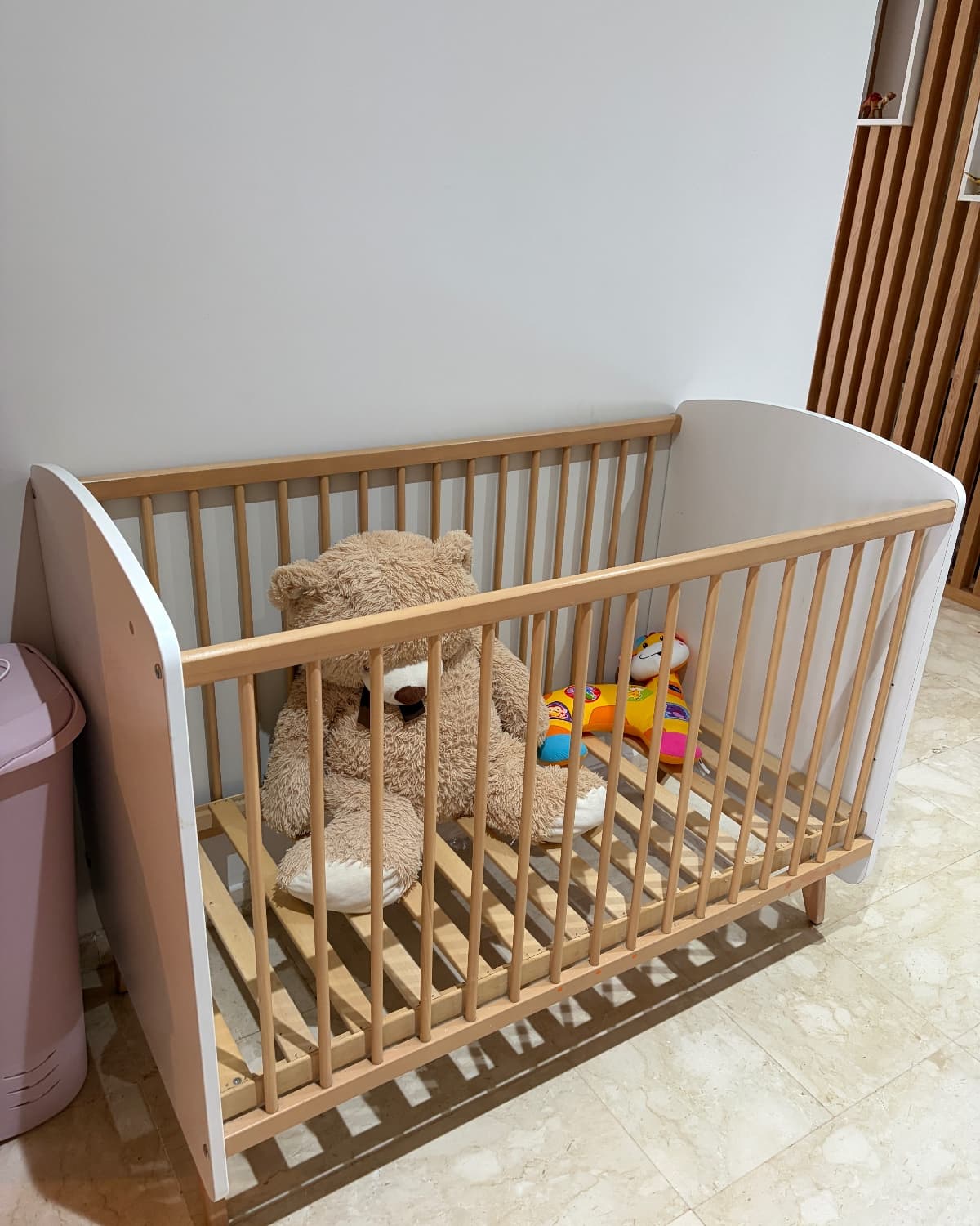 Lit bébé à barreaux