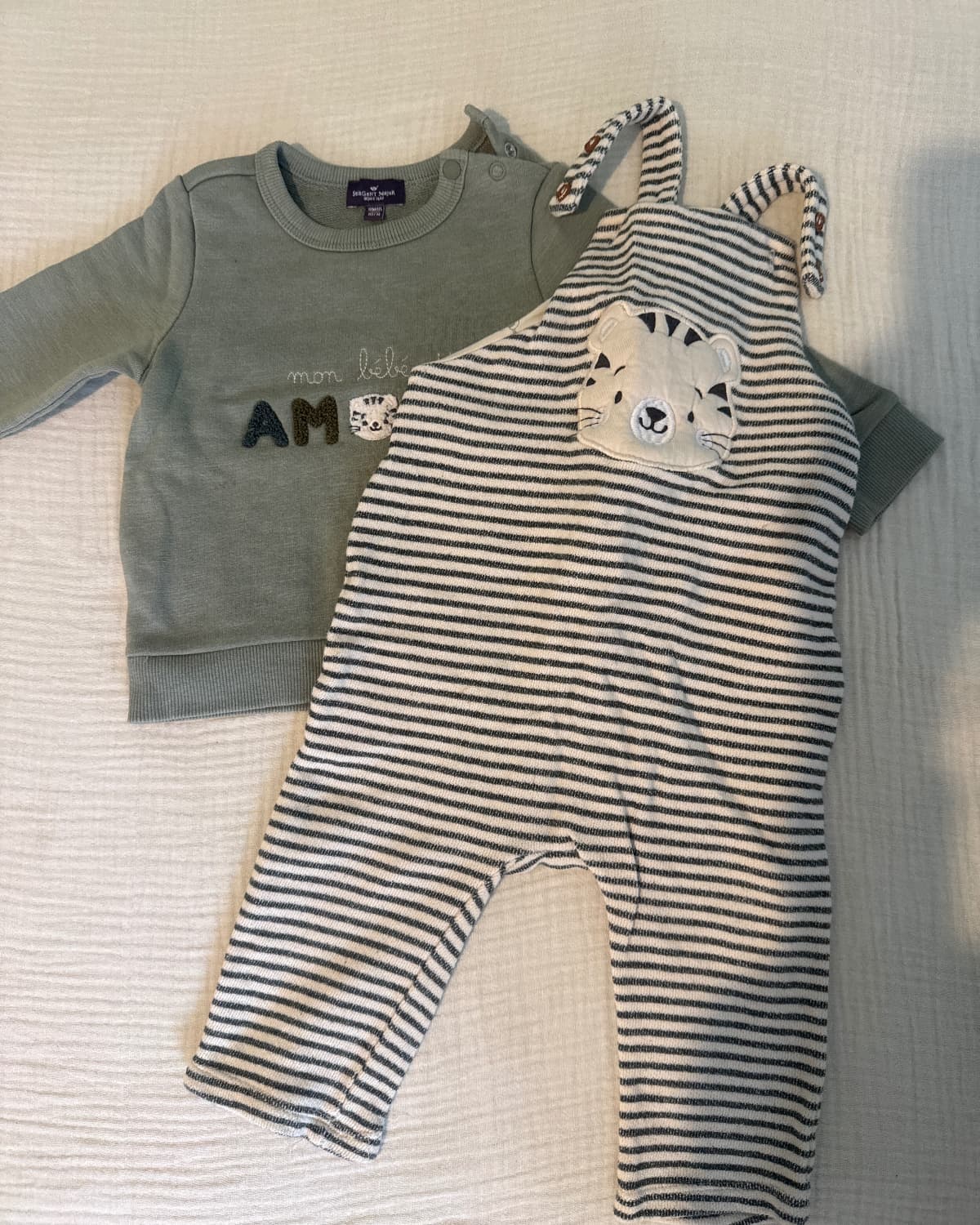 Ensemble salopette + sweat