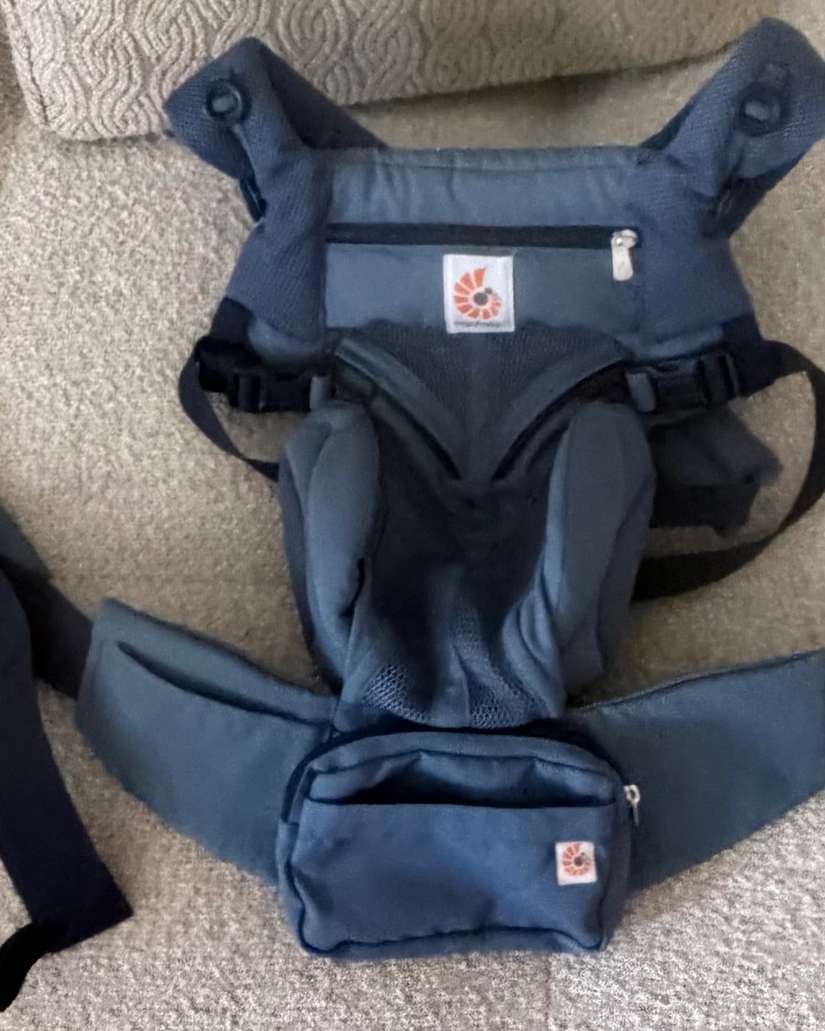 Porte bébé gris ergonomique