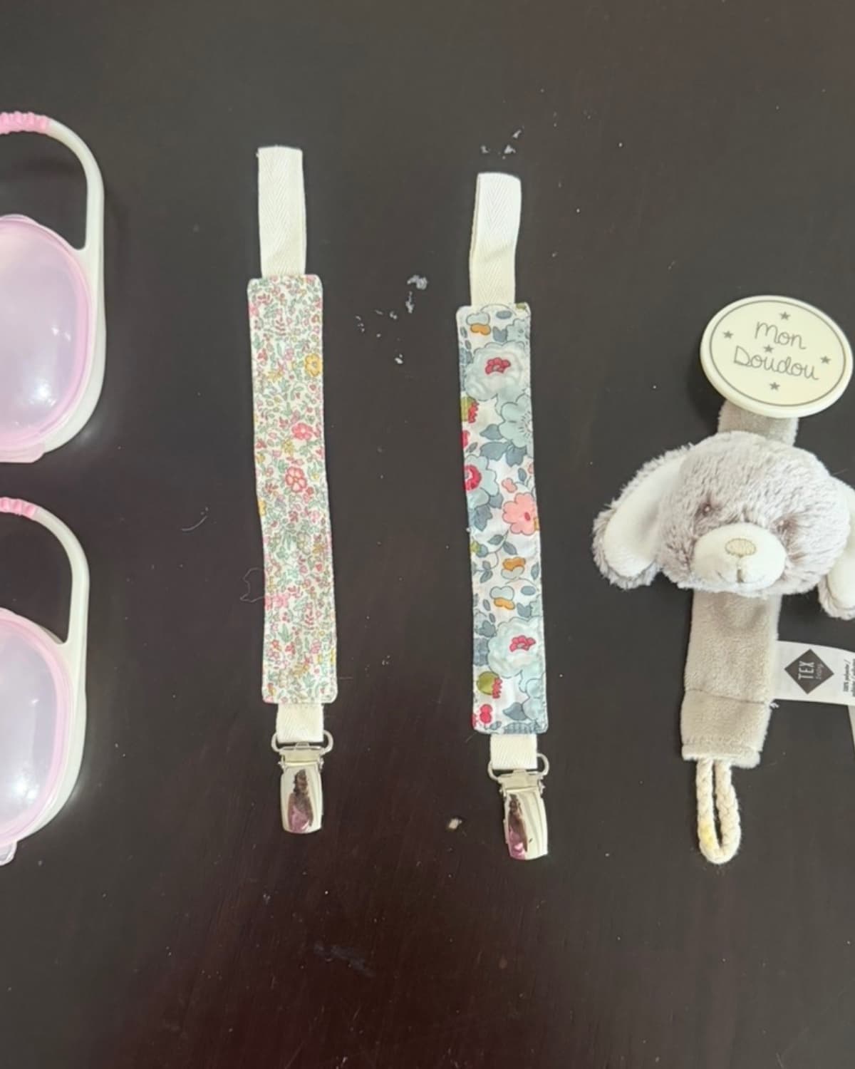 4 Attaches tétine et 2 boîtes de tétine