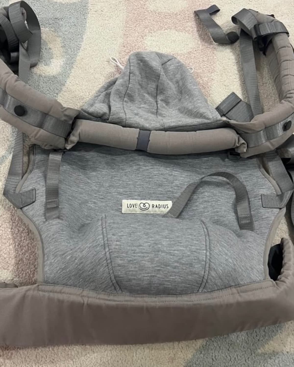 Porte bébé gris ergonomique