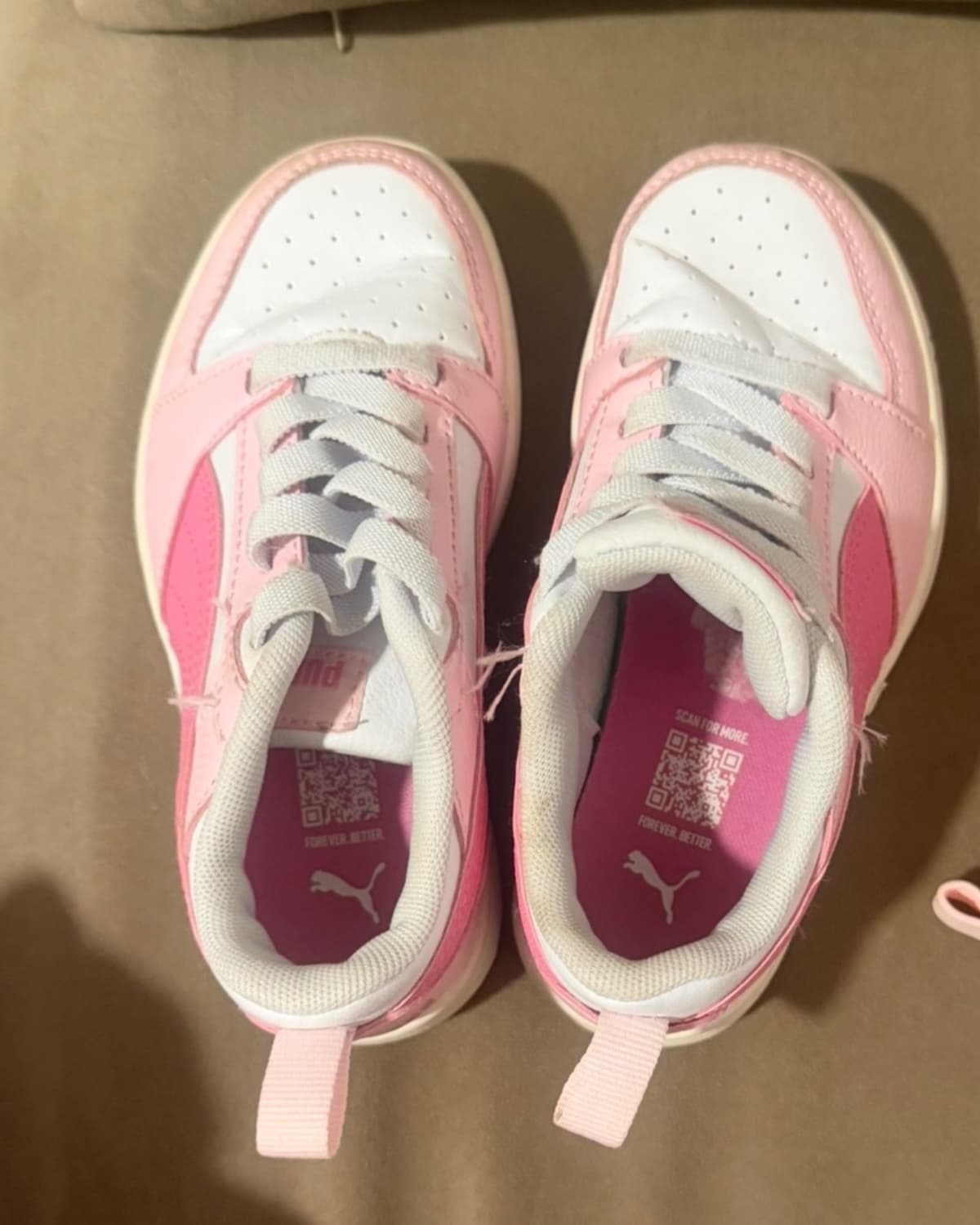 Baskets puma rose et blanche - taille 28