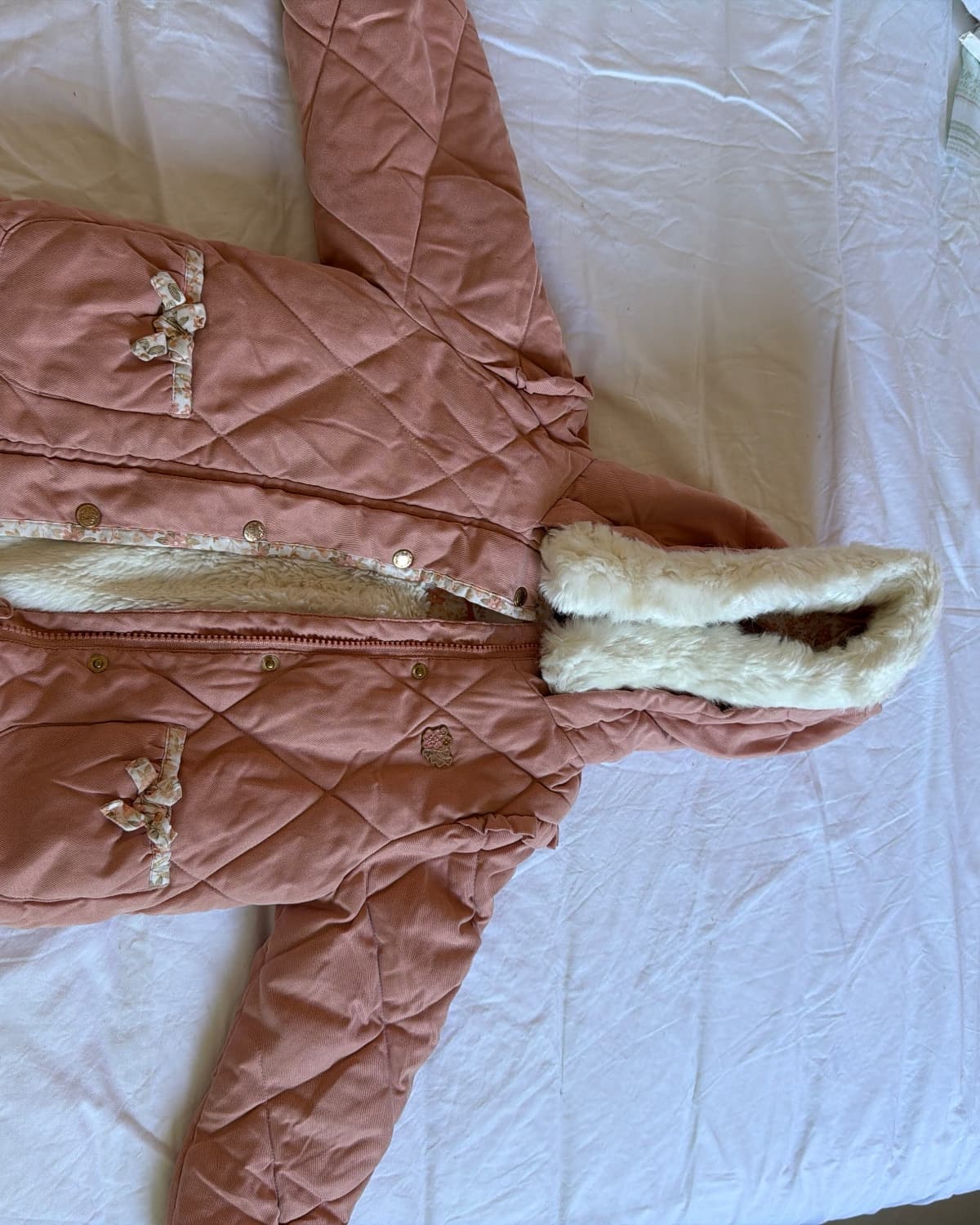 Manteau avec capuche sergent major rose