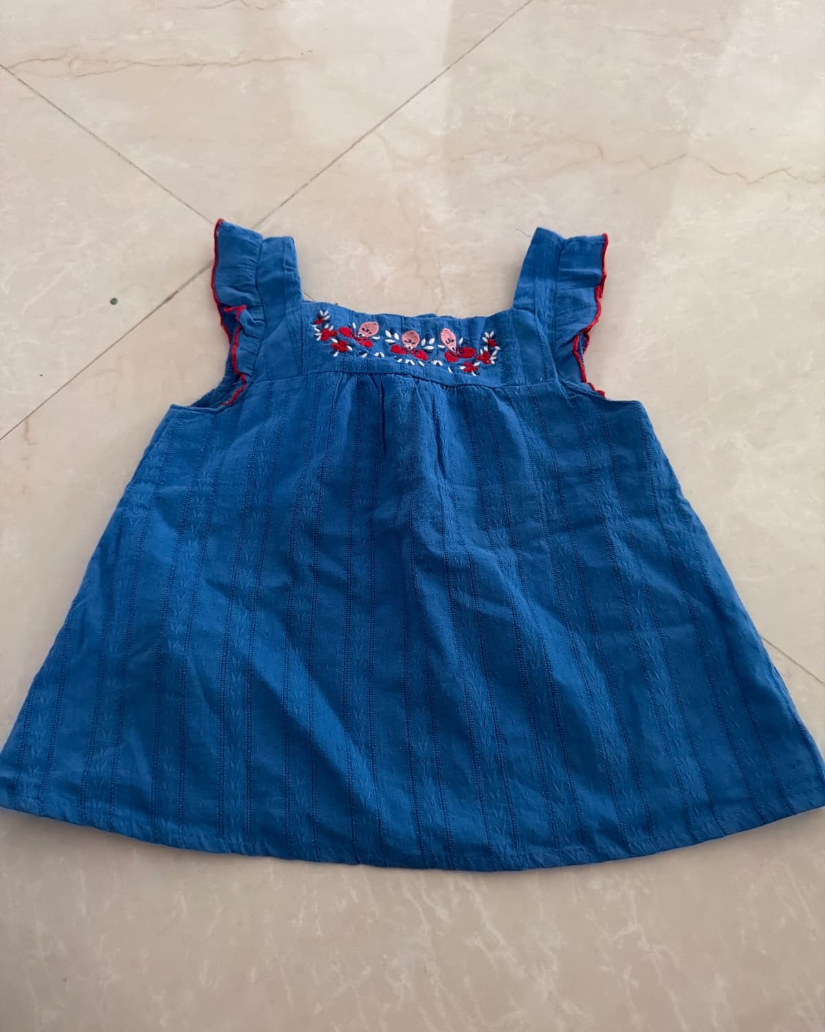 Débardeur bleu avec broderie